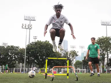 Pemain Timnas Indonesia U-20, Barnabas Sobor melakukan latihan terbuka untuk Piala Asia U-20 2023 di Lapangan C, Kompleks Stadion Utama Gelora Bung Karno (SUGBK), Jakarta, Rabu (08/02/2023). Ajang ini akan berlangsung pada 1 Maret 2023 mendatang. (Bola.com/Bagaskara Lazuardi)