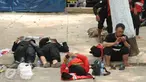 Beberapa buruh beristirahat di halaman Masjid Jayakarta, Pulogadung Jakarta usai menempuh perjalanan dari Bandung-Jakarta, Jumat (20/11/2015). Para buruh menuntut pencabutan PP no 78 tentang pengupahan. (Liputan6.com/Helmi Fithriansyah)