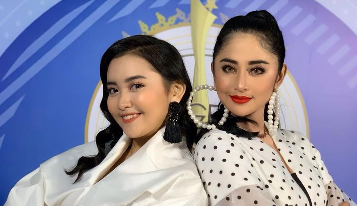 Dalam beberapa kesempatan Dewi Perssik dan keponakannya, Lebby Wilayati tampil dalam acara yang sama. Enggak jarang keduanya pakai busana yang senada. Kompak banget ya! (Liputan6.com/IG/@dewiperssikreal)