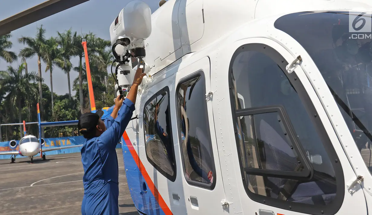 Polisi memeriksa helikopter Bell 429/P-3203 di Hanggar 3 Ditpoludara Korpolairud Polri, Pondok Cabe, Tangerang Selatan, Banten, Rabu (11/9/2019). Penambahan helikopter tersebut untuk mendukung tugas-tugas operasional Polri. (Liputan6.com/Herman Zakharia)