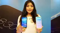 Model memegang smartphone baru Meizu, C9 dan M6T. Liputan6.com/ Andina Librianty