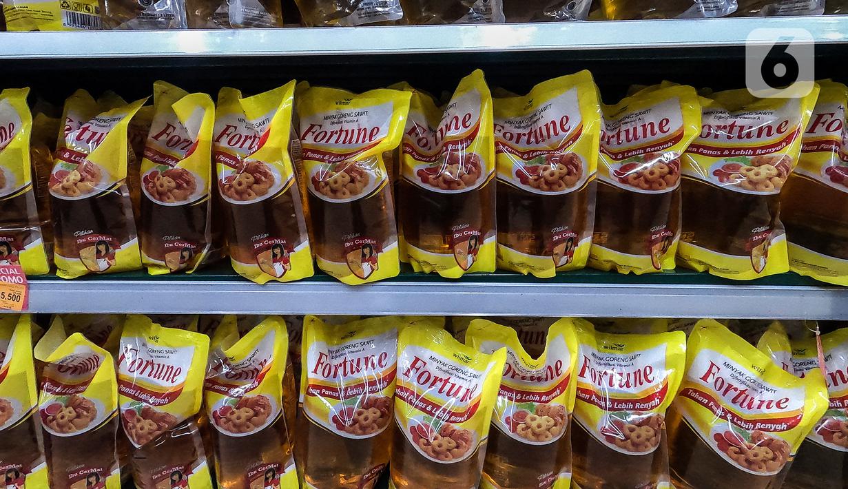 Salah satu merek minyak goreng yang dipajang di sebuah supermarket kawasan Jakarta, Jumat (25/3/2022). Sempat mengalami kekosongan stok, saat ini minyak goreng sudah kembali normal di supermaket dengan harga 2 liter mulai dari Rp 36 ribu - Rp45 ribu tergantung merek. (Liputan6.com/Johan Tallo)