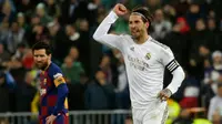 Bek Real Madrid, Sergio Ramos berlari merayakan gol yang dicetaknya ke gawang Barcelona pada lanjutan pertandingan La Liga di Santiago Bernabeu, Minggu (2/3/2020).  Real Madrid membungkam Barcelona 2-0 dan merebut puncak klasemen dari Barcelona. (AP/Andrea Comas)