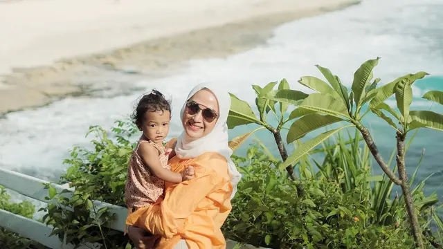 7 Potret Kebersamaan Nina Zatulini Bersama Suami dan Anak Saat Liburan