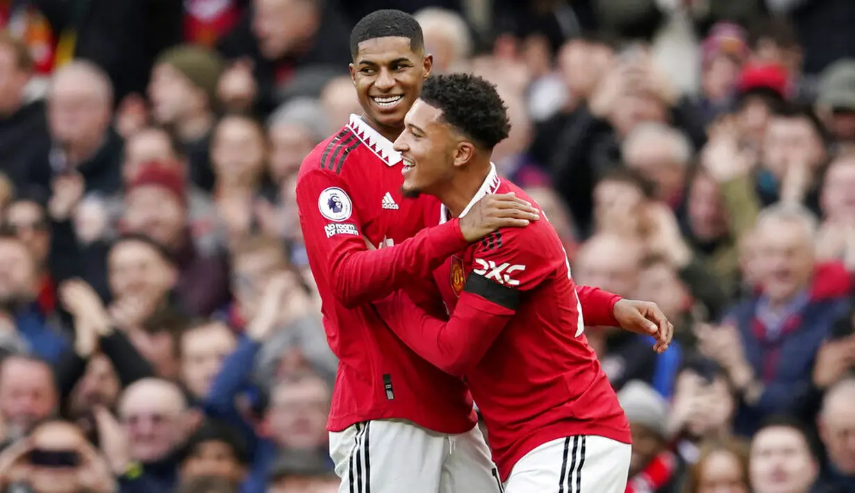 Pemain Manchester United, Marcus Rashford merayakan gol bersama Jadon Sancho setelah mencetak gol ke gawang Leicester City pada laga Liga Inggris di Stadion Old Trafford, Minggu (19/2/2023). Kemenangan ini membuat MU mengumpulkan 49 poin atau hanya tertinggal tiga angka dari Man City yang ada di peringkat ke-2. (AP Photo/Dave Thompson)