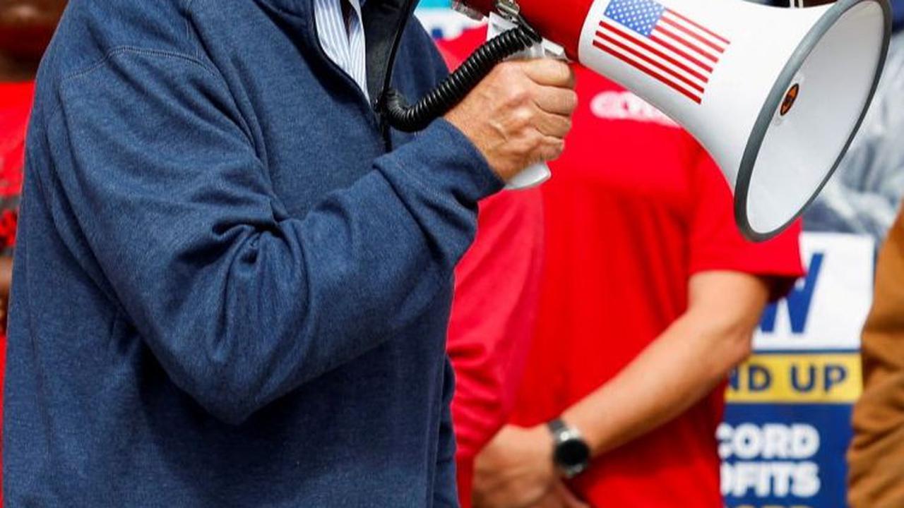 Dalam aksinya Biden tampak ikut mendukung dan menyuarakan tuntutan para pekerja di luar pabrik tersebut.