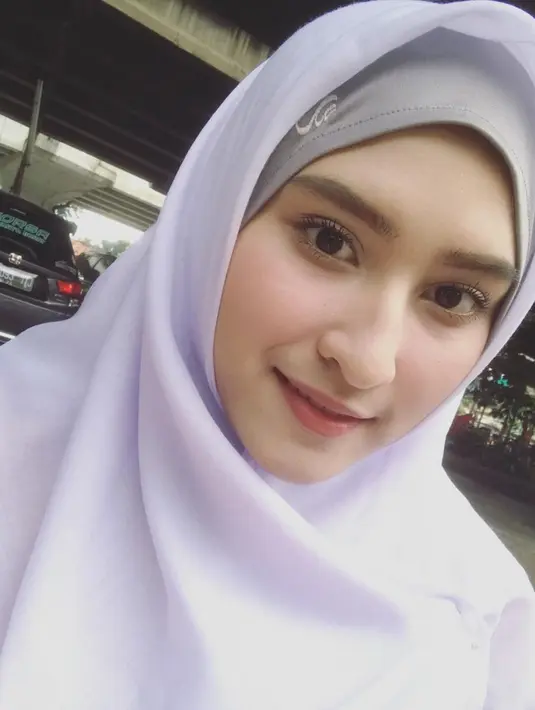 Pemeran Sania di sinetron GGS, Angbeen Rishi nyatanya memiliki paras yang menawan ketika berhijab. Istri Adly Fairuz ini memiliki paras bak wanita timur tengah saat mengenakan hijab. Tak heran foto Angbeen ini banjir like dan komentar, (Liputan6.com/IG/angbeenrishi)