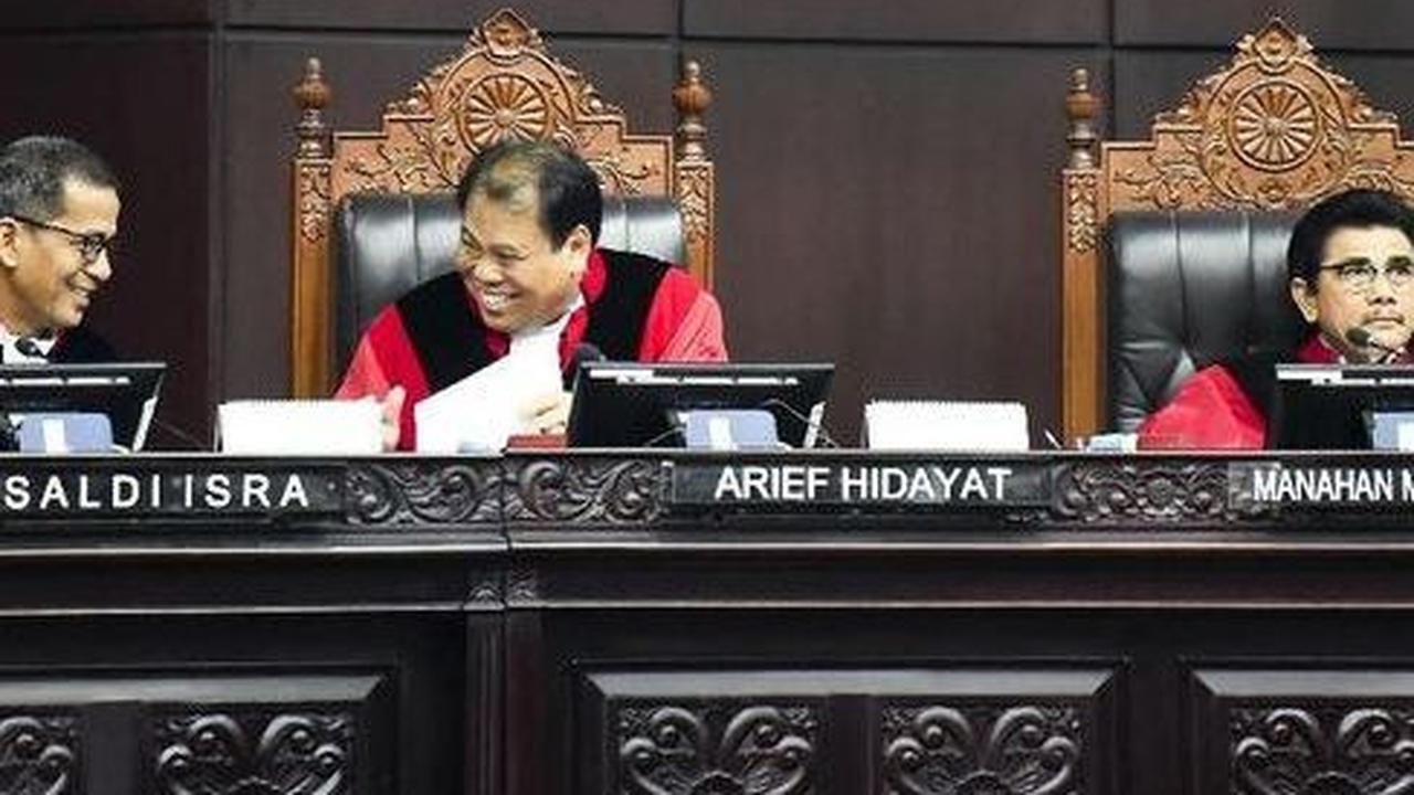 "Beliau itu tidak disumpah karena sumpah jabatan yang dilakukan di Istana pada waktu dilantik menjadi menteri melekat sampai pada waktu memberikan keterangan di persidangan ini," ungkapnya.<br>