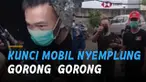 Petugas Damkar DKI dari Sektor kecamatan Penjaringan. Bantu warga evakuasi kunci mobil yang masuk gorong-gorong mengundang perhatian.