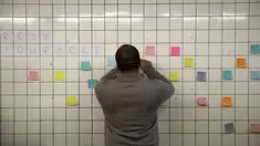 Warga menempel pesan post-it sebagai bagian dari 'subway therapy' di dinding stasiun Union Square, New York, Kamis (10/11). Subway therapy digunakan kaum komuter yang kesal dan kecewa dengan terpilihnya Donald Trump sebagai Presiden AS. (DREW ANGERER/AFP)