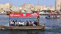 Orang-orang naik perahu di suaka margasatwa Ras Al-Khor dekat kawasan tua kota Teluk Dubai (6/1/2021). Perlindungan Hidupan Liar Ras Al Khor menampilkan sebuah enklave kehidupan liar relatif yang berbeda dari lalu lintas jalan raya dan infrastruktur urban. (AFP/Karim Sahib)