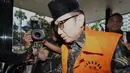 Eks Sekjen Kementerian ESDM, Waryono Karno memilih tutup mulut saat wartawan mencecarnya dengan pertanyaan sebelum menjalani pemeriksaan di KPK, Jakarta, Senin (29/12/2014). (Liputan6.com/Miftahul Hayat)