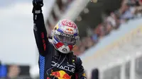 Pembalap Red Bull Racing, Max Verstappen, merayakan kemenangannya di F1 GP Kanada yang digelar di Montreal, Minggu (9/6/2024) waktu setempat. (Christinne Muschi/The Canadian Press via AP)