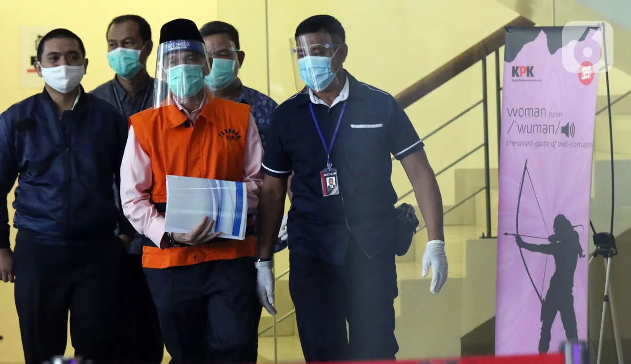 Mantan Anggota Badan Pemeriksa Keuangan (BPK), Rizal Djalil (tengah) digiring petugas sesaat sebelum rilis penahanan di Gedung KPK, Jakarta, Kamis (3/12/2020). Rizal Djalil merupakan tersangka penerima suap proyek Sistem Penyediaan Air Minum di Kementerian PUPR. (Liputan6.com/Helmi Fithriansyah)
