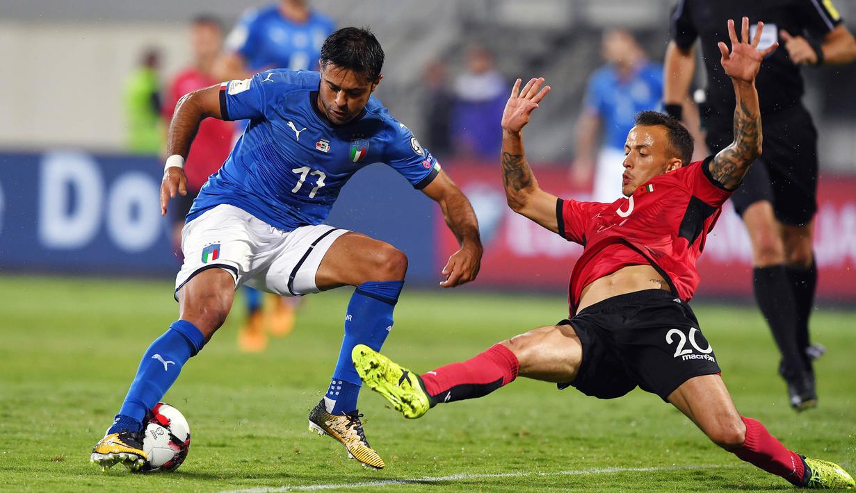 Striker Italia, Eder, berusaha melewati gelandang Albania, Ergys Kace, pada laga kualifikasi Piala Dunia 2018 di Stadion Loro Borici, Senin (9/20/2017). Italia menang 1-0 atas Albania. (AFP/Dimitar Dilkoff)