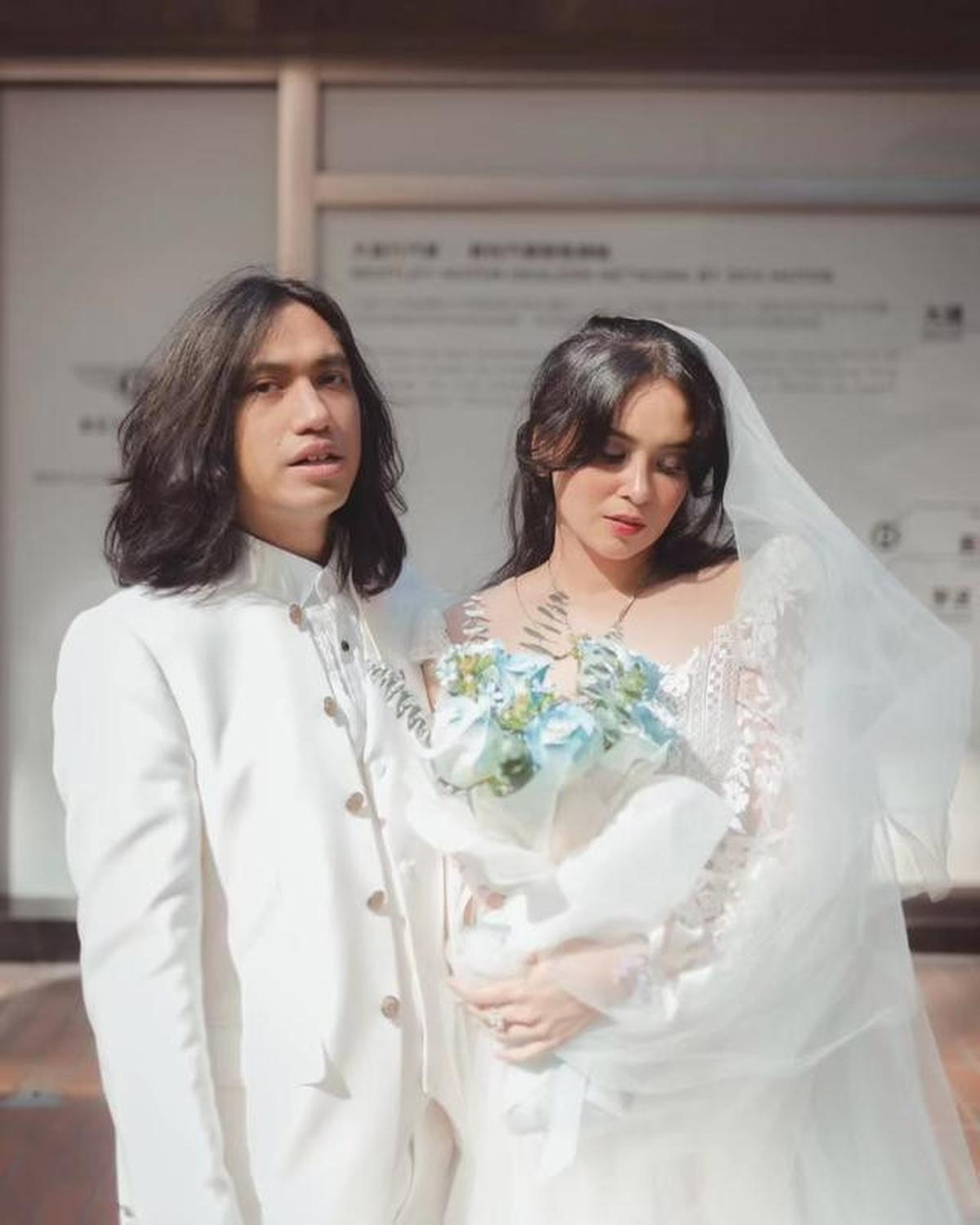6 Potret Busana Nikah Ayushita dan Gerald Situmorang, Modern-Vintage Penuh Romansa