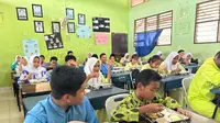 Program Makan Bergizi Gratis di SMP Negeri 8 Batam disukai siswa, tapi porsinya dinilai kurang. Semur ayam, tempe mendoan, dan buah segar jadi menu favorit. (ANTARA/Laily Rahmawaty)
