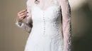 Gaun putih yang dikenakan Maia tampil penuh detail elegan. Siluetnya dibuat fitted dengan sentuhan lace transparan di bagian dada dan lengan panjang, menciptakan nuansa sophisticated tanpa terlihat berlebihan. [@maiaestiantyreal].