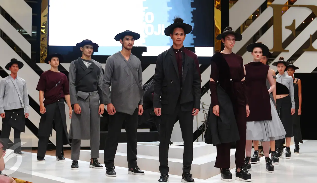 Sejumlah model membawakan busana koleksi Danjyo Hiyoji saat penutup Fashion Nation Tenth Edition (FNX) di Senayan City, Jakarta, Sabtu (23/4). Koleksi Danjyo Hiyoji kali ini berhasil memberikan kombinasi warna yang unik. (Liputan6.com/Angga Yuniar)