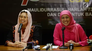 Ketua Umum PP Muslimat NU Khofifah Indar Parawansa (kanan) didampingi Ketua Panitia Harlah Muslimat NU Yenny Wahid menyampaikan paparannya jelang Harlah ke-73 Tahun Muslimat NU, Jakarta, Jumat (25/1). (Merdeka.com/Imam Buhori)