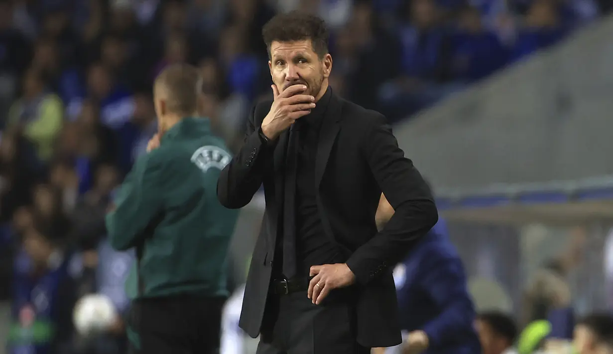 <p>Meski sejak awal pertandingan tersebut tak akan mengubah nasib Atletico Madrid yang gagal lolos ke babak 16 besar, setidaknya Simeone dan skuad asuhannya bisa masuk ke Liga Europa jika laga berakhir imbang. (AP/Luis Vieira)</p>