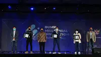 Erick Thohir berikan penghargaan pada Milenial BUMN dalam puncak atau inagurasi Milenial Innovation Summit 2020 (dok: KBUMN)