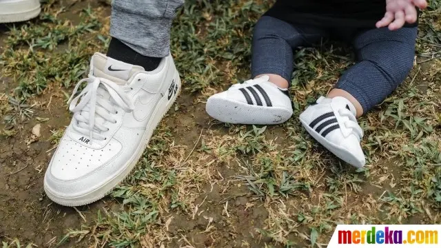 Atta Halilintar mengajari putrinya berjalan