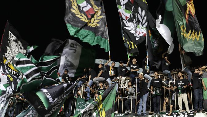 Suporter PSS Sleman memberikan dukungan saat melawan Arema FC pada laga Liga 1 2019 di Stadion Maguwoharjo, Sleman, Rabu (15/5). PSS menang 3-1 atas Arema. (Bola.com/Yoppy Renato)