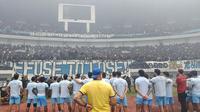 Momen pemain Persib Bandung bertemu Bobotoh di GBLA jelang lawan Persija. (Muhammad Faqih/Bola.com)
