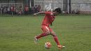 Penyerang Persija, Aldy Al Achya berusaha mengontrol bola pada latihan perdana jelang babak 8 besar Piala Jenderal Sudirman di Lapangan Sawangan, Depok, Jawa Barat, Jumat (4/12/2015). (Bola.com/Vitalis Yogi Trisna)
