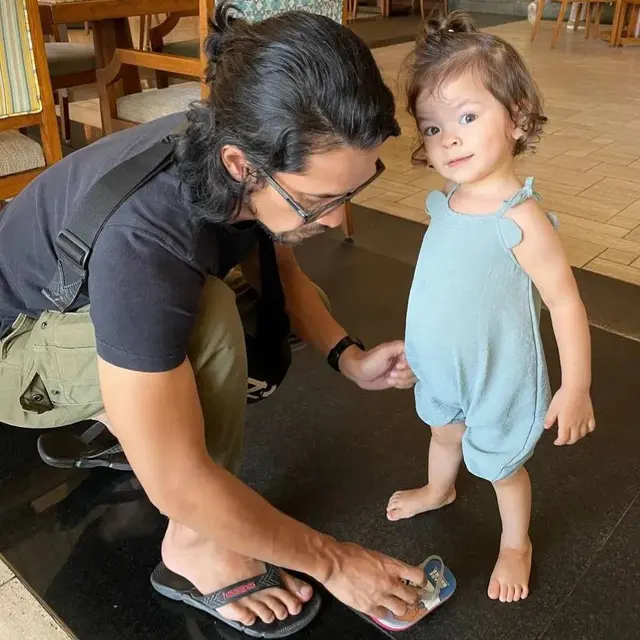 [Fimela] Terlihat Berkarisma, Ini 6 Potret Edward Akbar Saat Momong 2 Anaknya