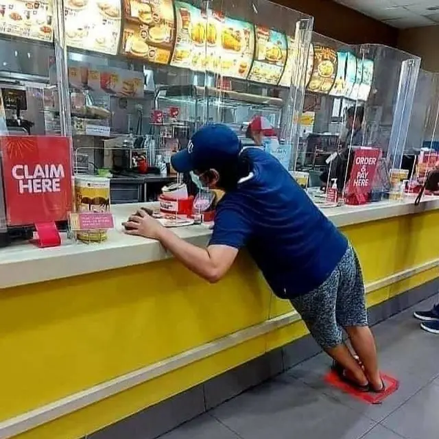6 Pose Absurd Orang saat di Depan Kasir Ini Bikin Geleng Kepala