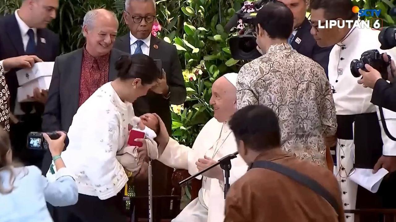 Momen Franka Franklin Istri Nadiem Makarim Hampiri Paus Fransiskus, Gendong Anak Keempat untuk Diberkati