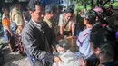 Petugas BULOG melayani warga yang membeli beras saat saat operasi pasar beras oleh BULOG di Lenteng Agung, Jakarta, Senin (2/3/2015). Operasi ini digelar sebagai upaya menurunkan harga beras yang terus naik.(Liputan6.com/Yoppy Renato)