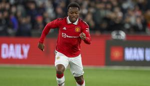 Pemain Manchester United, Ethan Laird dalam laga pramusim 2022/2023 menghadapi Melbourne Victory di Melbourne Cricket Ground, Australia, Jumat (15/7/2022). (AP/Asanka Brendon Ratnayake)