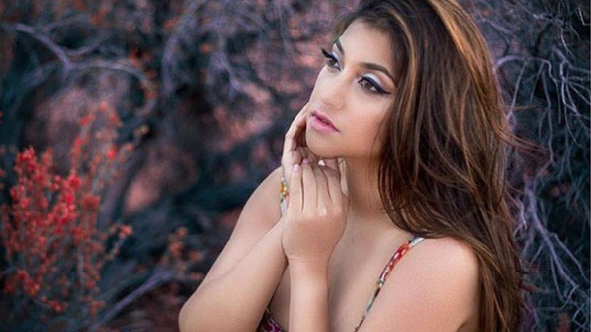 Foto Bareng Anak, Sarah Azhari Cuek Pamer Dada - ShowBiz Liputan6.com