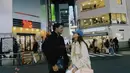 Saat di Shibuya, pasangan ini tak ragu abadikan momen berdua dengan outfit kontras. Thariq pilih outfit serba hitam sementara Aaliyah terlihat feminin dengan outfit serba putih [@aaliyah.massaid]