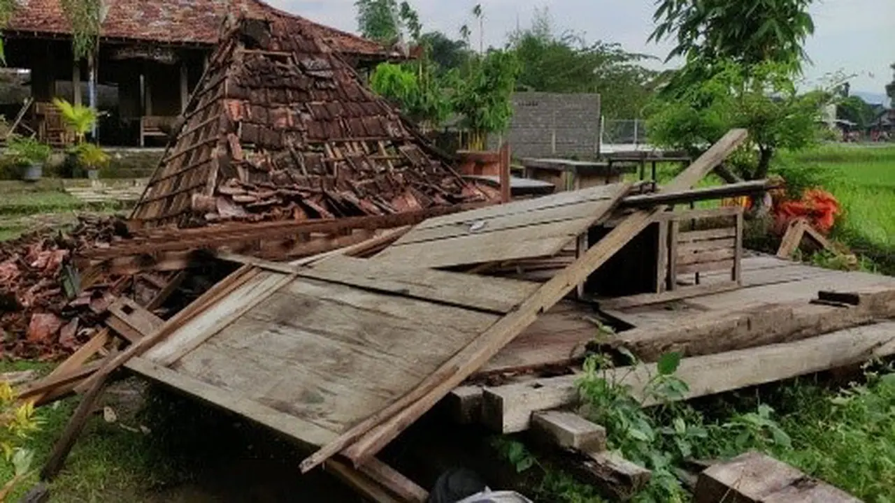 Kerusakan akibat angin kencang disertai hujan deras