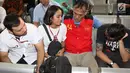 Aktor Tio Pakusadewo merangkul kedua anaknya Risa dan Nagra Kautsar sebelum sidang replik di PN Jakarta Selatan, Kamis (5/7). Pledoi Tio Pakusadewo ditolak seluruhnya oleh jaksa penuntut umum (JPU). (Liputan6.com/Immanuel Antonius)