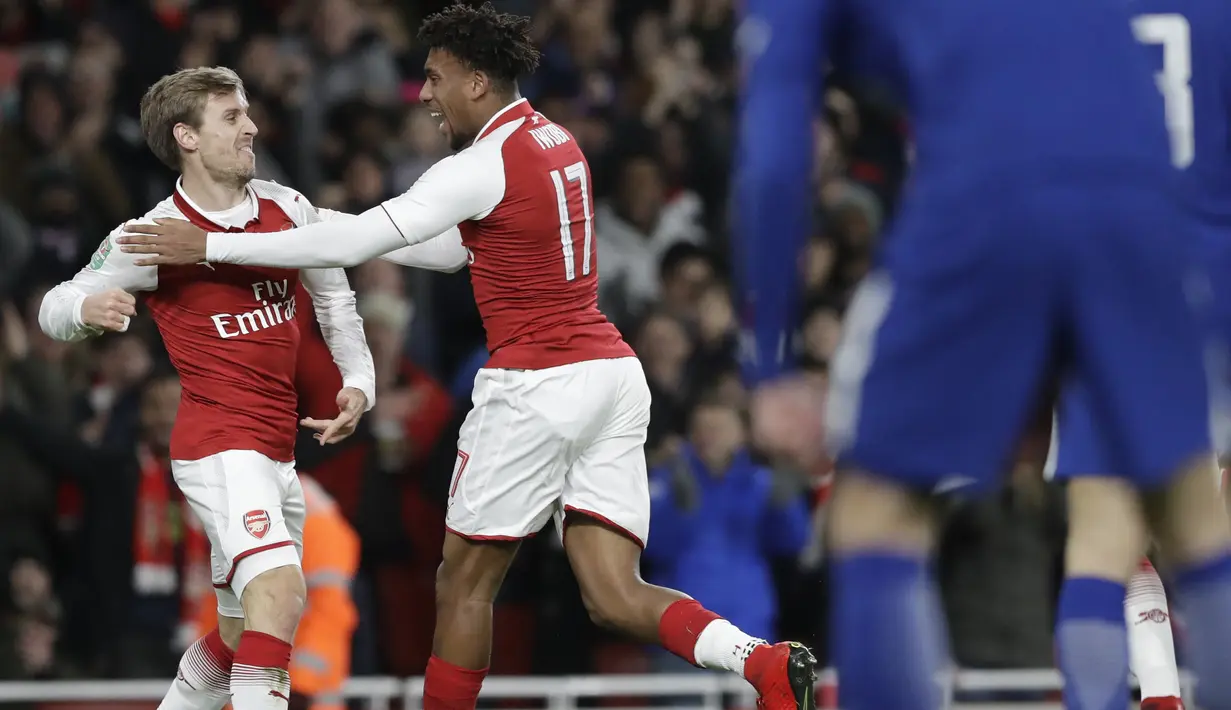 Selebrasi pemain Arsenal, Nacho Monreal (kiri) usai mencetak gol ke gawang Chelsea  pada laga semifinal Piala Liga Inggirs di Emirates stadium, London, (24/1/2018). Arsenal menang 2-1. (AP/Matt Dunham)