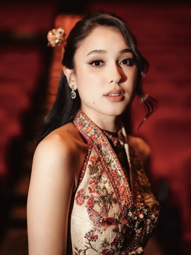Pesona Putri Kerajaan Yasmin Napper Berbalut Cheongsam Dress di Premiere Film Terbaru