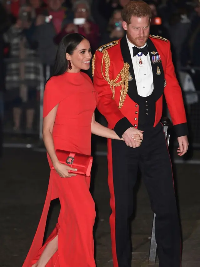 Meghan Markle dan Pangeran Harry Kompak Berbusana Merah Sebelum Resmi Bebas Tugas Kerajaan
