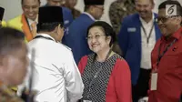 Senyum Ketua Umum PDI Perjuangan Megawati Soekarnoputri saat menyalami Ketua Umum Gerindra Prabowo Subianto di Ruang Sidang Utama KPU, Jakarta, Minggu (18/2). PDIP mendapat nomor urut tiga dalam Pemilu 2019. (Liputan6.com/Faizal Fanani)