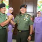 Mayjen TNI Endang Sodik (kiri) menyerahkan jabatan Kapuspen TNI kepada Brigjen TNI Tatang Sulaiman (kanan). (Puspen TNI)