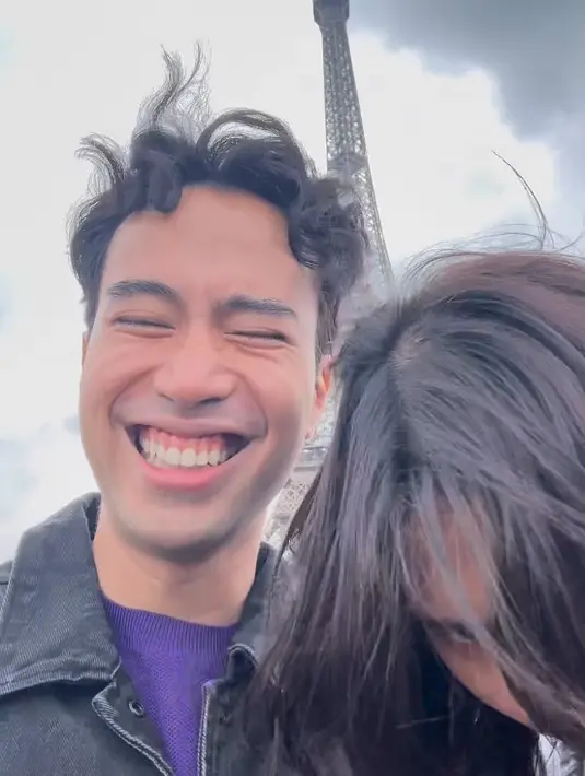 Vidi Aldiano dan Sheila Dara di depan Menara Eiffel. [Foto: Instagram/vidialdiano]