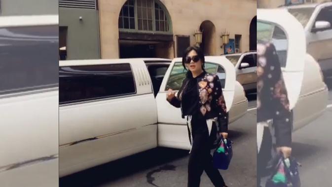 Syahrini berlenggak-lenggok turun dari mobil Limousine di New York, Amerika Serikat. (foto: instagram.com/princessyahrini)