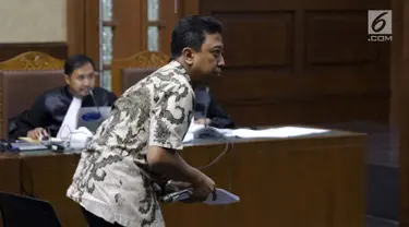 Terdakwa kasus dugaan suap jual beli jabatan di lingkungan Kemenag, M Romahurmuziy saat menjalani sidang lanjutan di Pengadilan Tipikor, Jakarta, Senin (23/9/2019). Sidang beragendakan pembacaan eksepsi yang dibacakan terdakwa dan penasehat hukum terdakwa. (Liputan6.com/Helmi Fithriansyah)