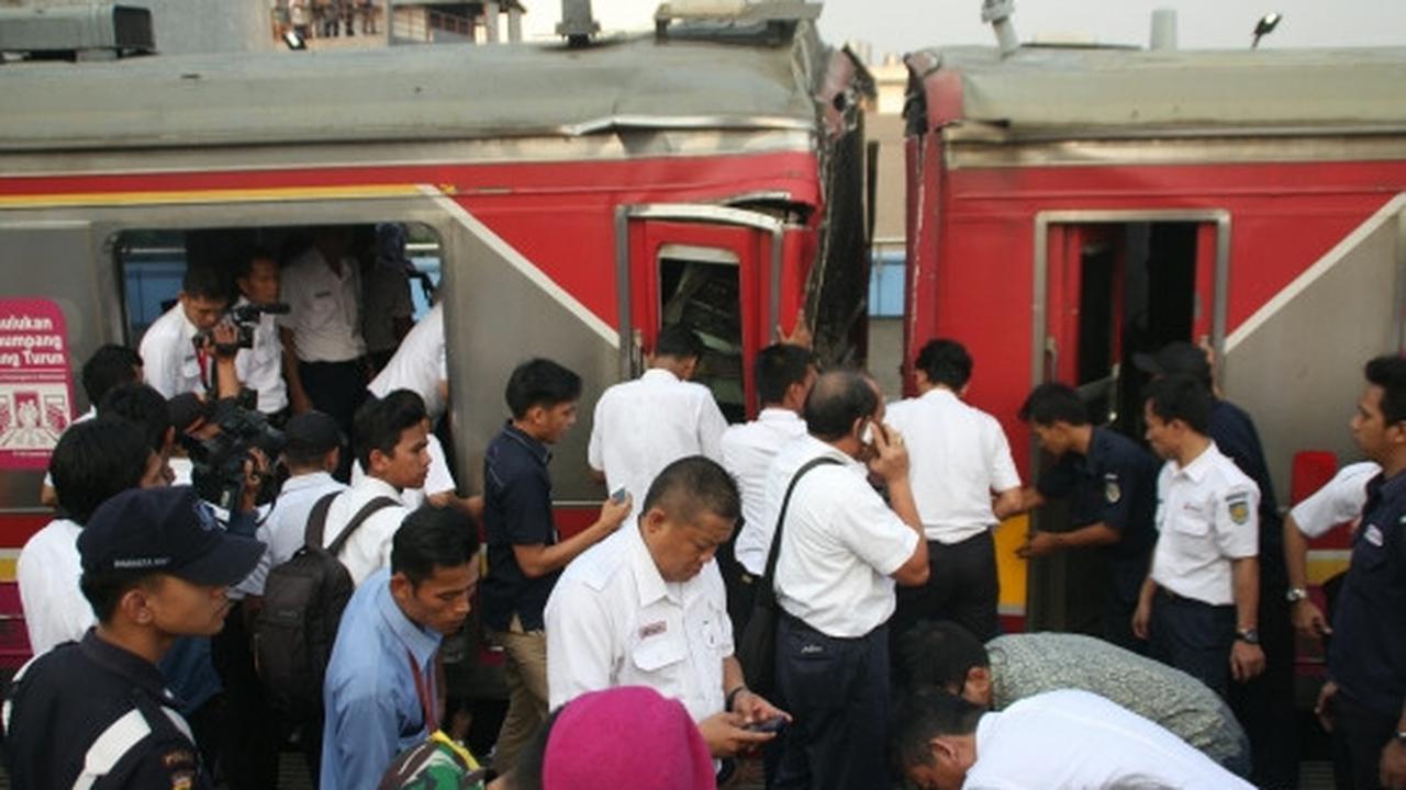 Proses evakuasi masinis terjepit kabin akibat tabrakan KRL di Juanda