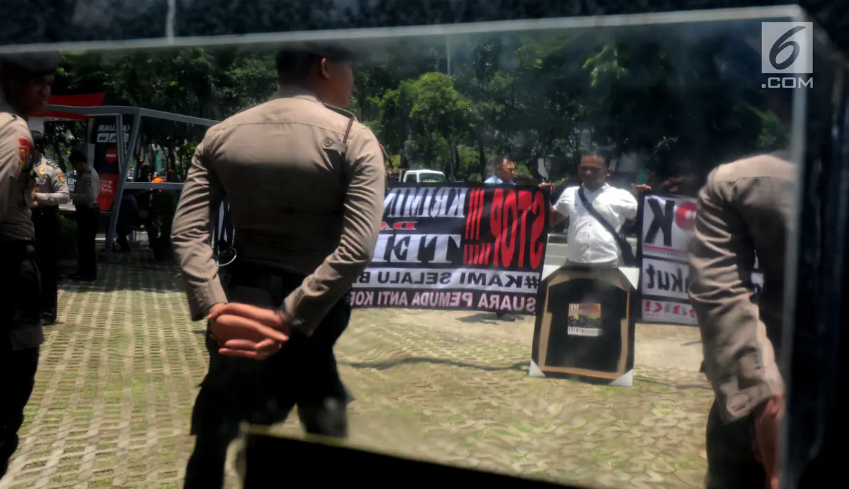 Aktivis dari Suara Pemuda Anti Korupsi (Speak) menggelar aksi solidaritas di Gedung KPK, Jakarta, Senin (11/2). Aksi itu bentuk dukungan terhadap kasus teror yang menimpa penyidik KPK agar terus memberantas korupsi di Indonesia. (Merdeka.com/Dwi Narwoko)