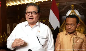 Menteri Koordinator Bidang Perekonomian Airlangga Hartarto dan Menteri Energi dan Sumber Daya Mineral (ESDM) Bahlil Lahadalia. (Liputan6.com/Arief)